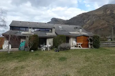 Image de en bordure d'une rivière avec vue sur la montagne avec terrasse de plein pied