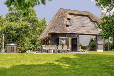 Image de Jolie maison de vacances Ă Rijsbergen avec un jardin et un bain Ă remous