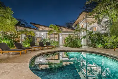 Image de Unique Beautiful Beachfront Property w/ Private Beach path Pool