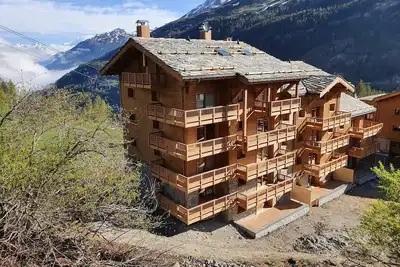 Image de F2 neuf 4 étoiles avec grande terrasse d'été