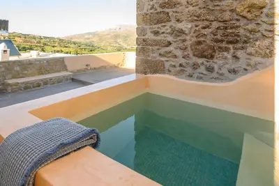 Image de Pera Chorio - Daphne: Artist's stone house with countryside views