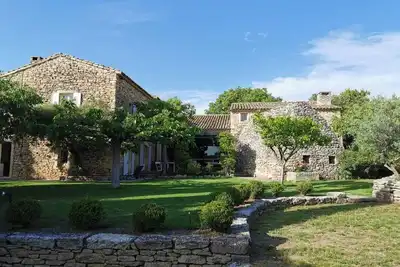 Image de Gordes - Maison de caractère au calme, dans la garrigue, avec piscine.