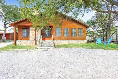 Image de The Oak Lodge - 3 Bedroom Cabin with Swimming Pool Access! Close to Downtown