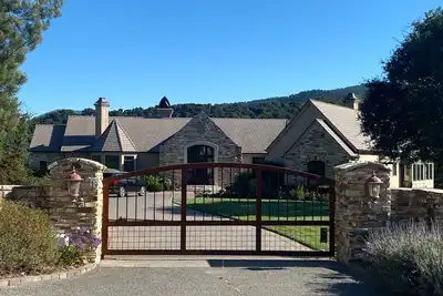 Image de Gated Carmel Valley Estate with Sunshine and Sweeping Valley Views