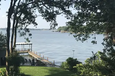 Image de 2 Steps Se of Dallas   Waterfront 4 Bedroom 2 Bath  Sleeps 12   2400 sq ft