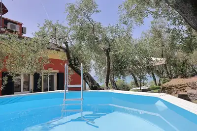 Image de Maiso house nestled between the sea and olive trees