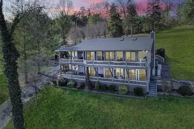 Image de East Norris Point Breathtaking Lake View with Private Dock in Year Around Water