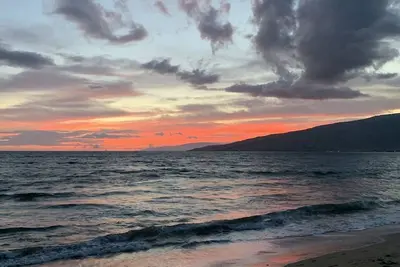 Image de Gorgeous views, lakefront home with sandy beaches, dog friendly, hot tub