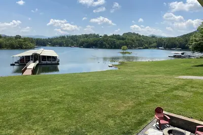 Image de Gorgeous Year Round Lake Front Retreat with Boat Slip! !