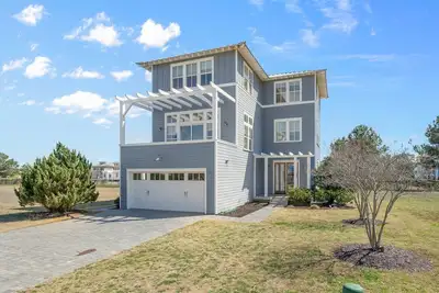 Image de Sunrise 2 Sunset Views! Enjoy our beautiful, spacious home steps from the beach!