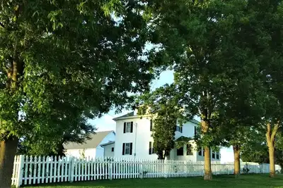 Image de Historic Country Farmhouse for Any Season!