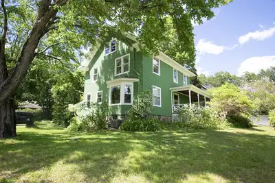 Image de Large family home in the heart of town.