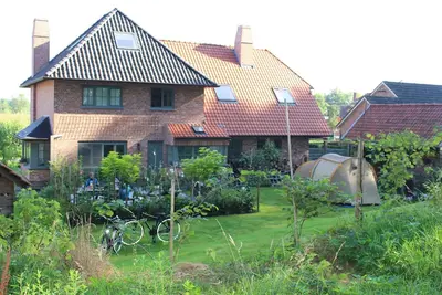 Image de Attractive natural house set against the Leopold Canal.
