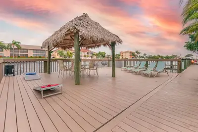 Image de Enchanting tropical waterfront villa with boat slip, bikes, kayaks heated  pool!