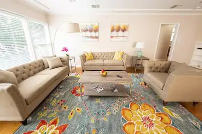 Image de Beautiful Burbank Hills Home with Arcade, Movie Theater & Pool Table