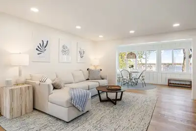 Image de Luxe Lakefront Home with Hot Tub