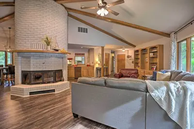 Image de Grand Rogers Lake Home w/ Game Room & Scenic Views