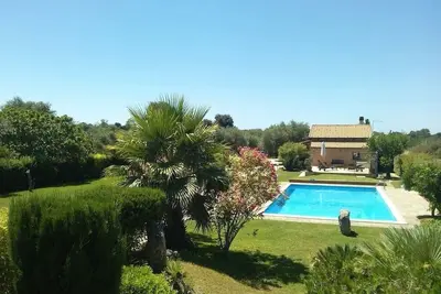 Image de Villa 100 sq m, veranda, pool m 12 x 6, about 1. 5 km from the sea and town.