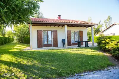 Image de Situé Sarrecave, Hébergements de loisirs avec piscine du Lac Saint Georges