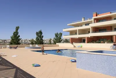 Image de Lovely Ground Floor 2 Bedroom Apart w/ Communal Pool, Close to Beach & Amenities