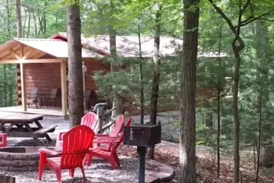Image de Log Cabin in Wooded Area Near Raystown Lake Boat Access