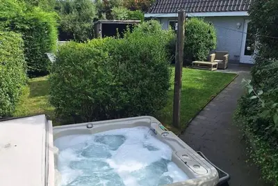 Image de Holiday home de Witte Raaf, garden with hottub