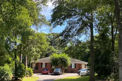 Image de Charming 3 Bedroom / 2 Bath duplex ( Completely Furnished + utilities ).