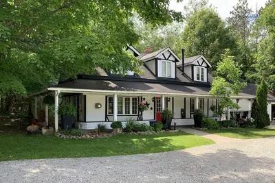 Image de Country House, sleeps 8. Kitchen, Bbq, campfire. Self contained, Event Friendly!