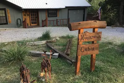 Image de Rendezvous Cabin, beautiful updated, one level cabin.