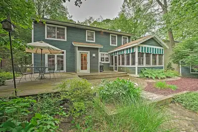 Image de Upscale Family Retreat w/ Fire Pit, Walk to Beach!