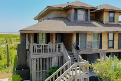 Image de Adorable 4 bedroom 3 bath with gorgeous ocean views and golf cart!
