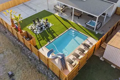 Image de Private heated pool/hot tub & pickleball court. 9 bdrms. Ev charger. Sleeps 35
