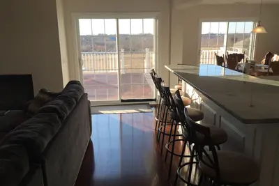 Image de Spacious secluded home-Central Ac-new large deck-huge yard