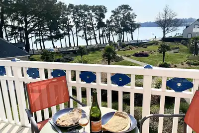 Image de Face A La Mer, T3 refait à neuf vue sur la plage du Cap Coz, piscine, terrasse