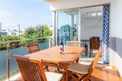 Appartement climatisé avec balcon, piscine et Wi-Fi
