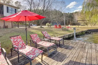 Image de Waterfront Lay Lake Retreat w/ Dock & 3 Piers!