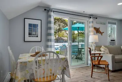 Image de Walk To Beaches, Main Street, and Harbor. 2br Cottage. Quiet Area. Captain Gosnold Village M6