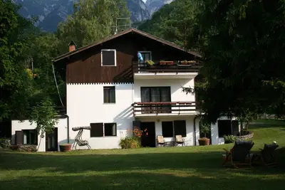 Image de House with large garden surrounded by greenery