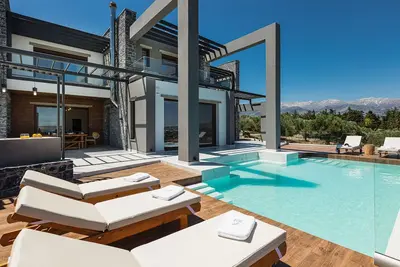 Luxe Getaway with Infinity Heated Pool & Spa area, near the beach!