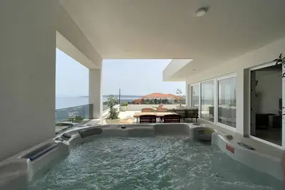 Image de Exclusive 2 Bedroom Seafront Suite w/ jacuzzi