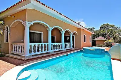 Image de Guest-friendly villa complex in gated beachfront residence, 9bd 9bth