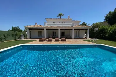 Image de 5 Bed Villa, Private Pool, San Roque Golf Resort, Sotogrande