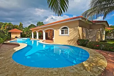 Image de Large Guest-friendly villa complex in gated beachfront residence, 12bd 12bth