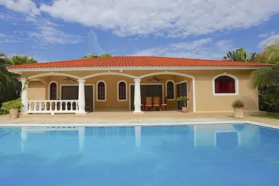 Image de Villa with private pool in gated residence, short walk to the beach!