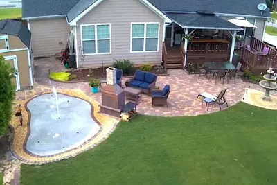 Image de Spacious suite with fenced back yard, deck, gas grill, fireplaces and splash pad