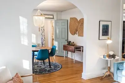Image de 2917 Monroe Upstairs · Stylish Blue Oasis Apt ☆1. 5 miles to Usc☆