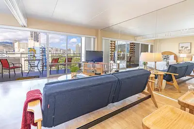 Image de City & Mt Views from the Ilikai Condo by the Beach w/Full Kitchen & Free WiFi