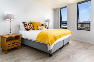 Image de Unobstructed Views + Close to Waterfront + 2 Bed