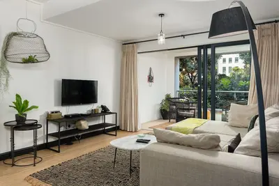 Image de Trendy City Apartment | Large Leafy Balcony