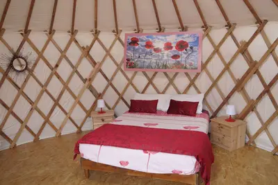 Image de Calme et cocooning, la Yourte Coquelicot en Auvergne